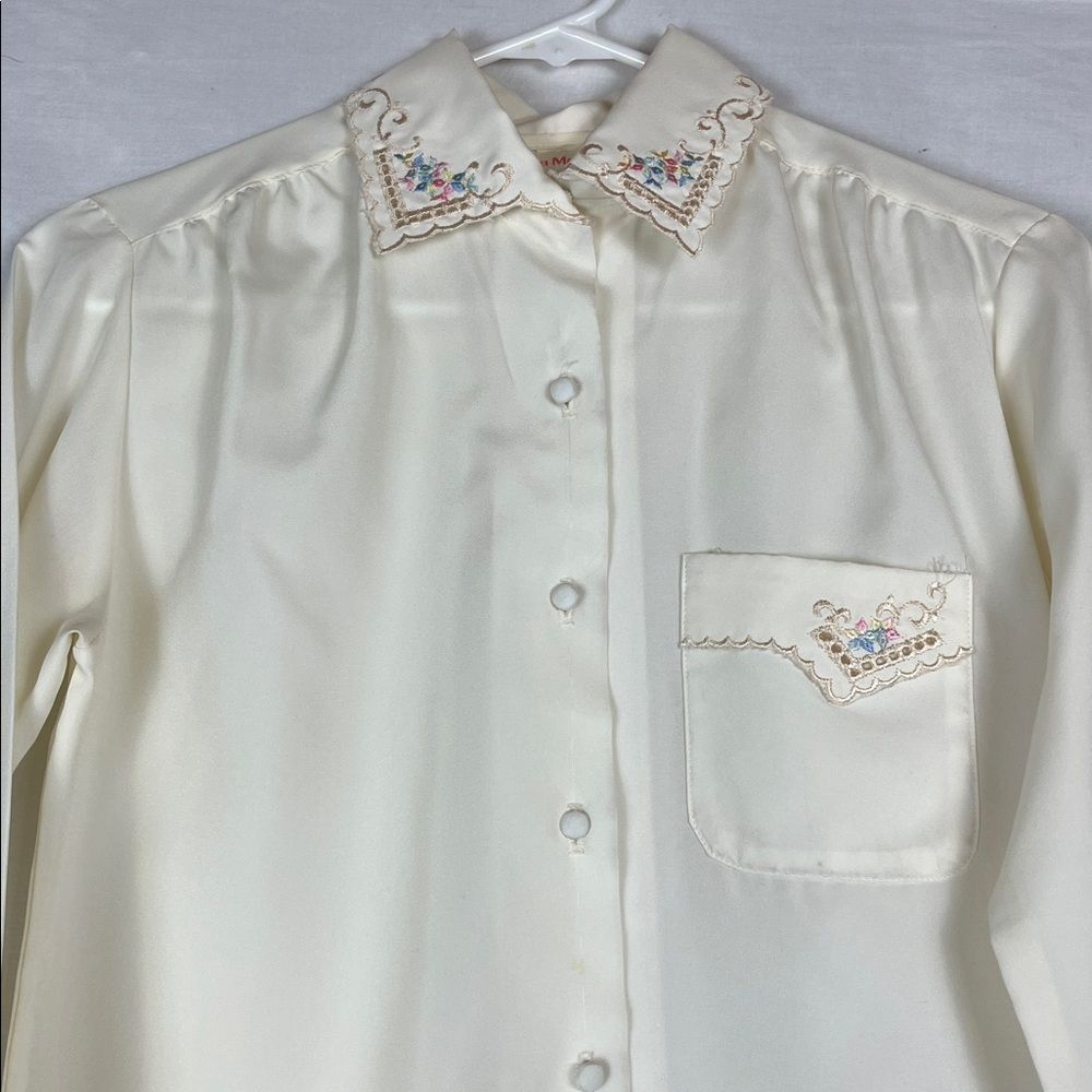 Vintage 1950 Laura Mae Cream Blouse with Embroidered Flowers - Picture 3 of 10